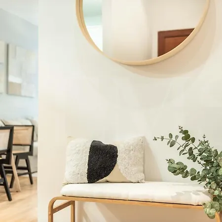 Apartment Comfortable With Balcony - Center *