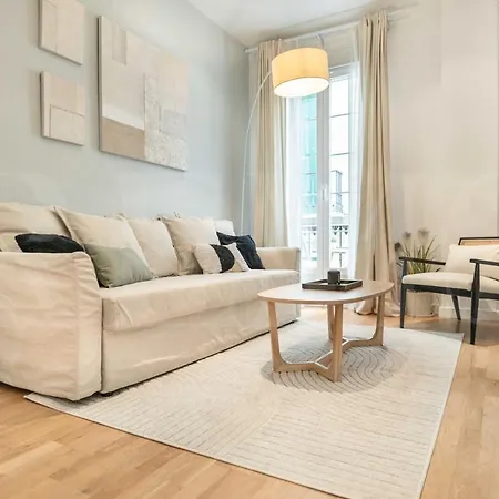 Comfortable With Balcony - Center Apartment *
